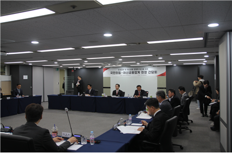 국회 정무위원회 소속 국민의힘 국회의원 3명이 2일 서울 중구 소재 여신금융협회를 방문해 업계 주요 관계자들과 ‘여신금융산업 경쟁력 제고를 위한 현장 간담회’를 진행하고 있다. 여신금융협회 제공