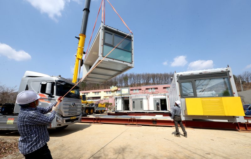 [안동=뉴시스] 이무열 기자 = 31일 경북 안동시 일직면 권정생 동화나라 운동장에 산불 피해 이재민을 위한 긴급 주거시설인 모듈러 주택이 설치되고 있다. 2025.03.31. lmy@newsis.com