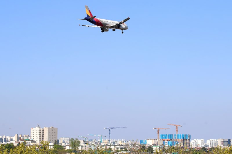 대구국제공항에 착륙하는 항공기 모습.2020.4.26/뉴스1 ⓒ News1 공정식 기자