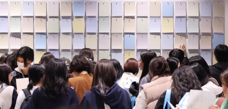 2일 서울 강남구 코엑스 더플라츠에서 열린 인벤타리오(INVENTARIO): 2025 문구 페어를 찾은 관람객들이 다양한 문구제품을 둘러보고 있다. 이번 전시회는 취향 셀렉트숍 29CM(이십구센티미터)가 선보이는 첫 번째 오프라인 문구 브랜드 페어다. 2025.4.2/뉴스1 ⓒ News1 박지혜 기자