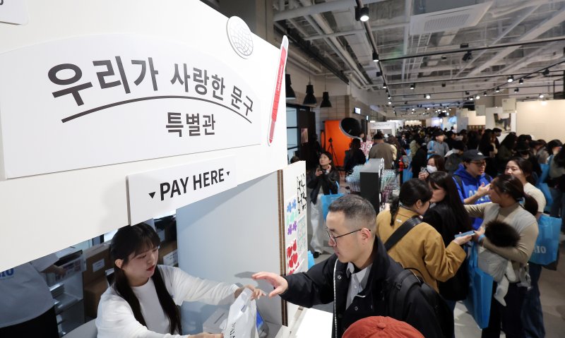 2일 서울 강남구 코엑스 더플라츠에서 열린 인벤타리오(INVENTARIO): 2025 문구 페어를 찾은 관람객들이 다양한 문구제품을 둘러보고 있다. 이번 전시회는 취향 셀렉트숍 29CM(이십구센티미터)가 선보이는 첫 번째 오프라인 문구 브랜드 페어다. 2025.4.2/뉴스1 ⓒ News1 박지혜 기자