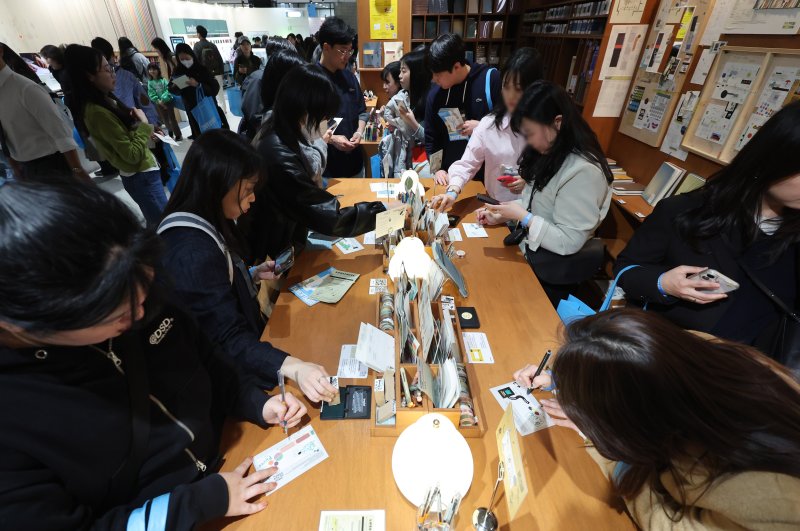 2일 서울 강남구 코엑스 더플라츠에서 열린 인벤타리오(INVENTARIO): 2025 문구 페어를 찾은 관람객들이 다양한 문구제품을 둘러보고 있다. 이번 전시회는 취향 셀렉트숍 29CM(이십구센티미터)가 선보이는 첫 번째 오프라인 문구 브랜드 페어다. 2025.4.2/뉴스1 ⓒ News1 박지혜 기자