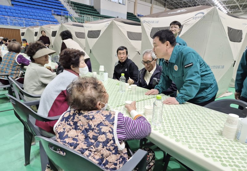 윤석대 한국수자원공사 사장(사진 오른쪽)과 임직원 봉사단이 청송군의 청송국민체육센터를 찾아 식수 등 구호품을 전달하고 있다. (한국수자원공사 제공.재판매 및 DB금지)/뉴스1