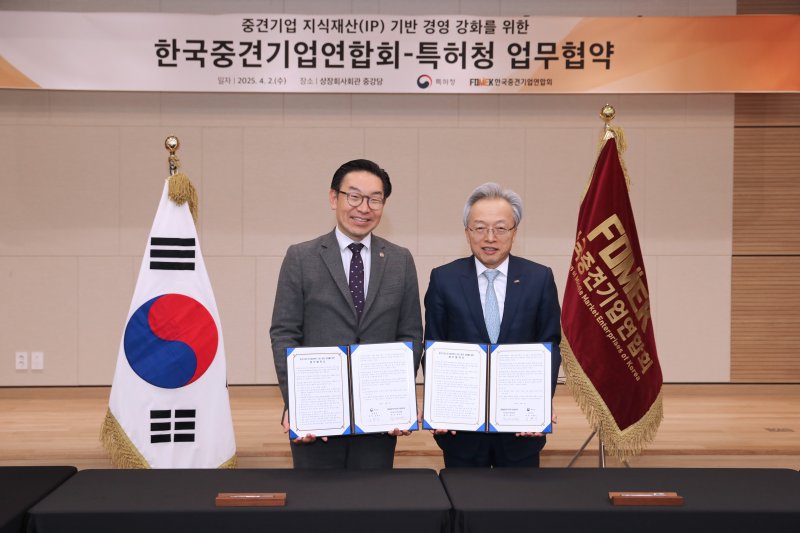 김완기 특허청장(왼쪽)과 최진식 한국중견기업연합회장이 기념촬영을 하고 있다. (특허청 제공.재판매 및 DB금지)/뉴스1