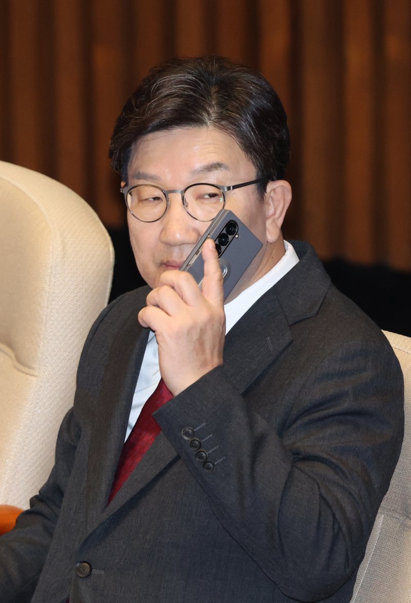 [서울=뉴시스] 고승민 기자 = 권성동 국민의힘 원내대표가 2일 서울 여의도 국회에서 열린 제423회 국회(임시회) 제3차 본회의에서 전화 통화를 하고 있다. 2025.04.02. kkssmm99@newsis.com