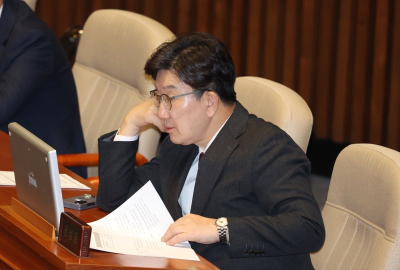 [서울=뉴시스] 고승민 기자 = 권성동 국민의힘 원내대표가 2일 서울 여의도 국회에서 열린 제423회 국회(임시회) 제3차 본회의에서 자료를 살피고 있다. 2025.04.02. kkssmm99@newsis.com
