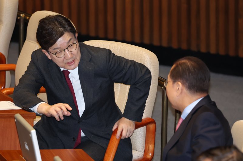 [서울=뉴시스] 고승민 기자 = 국민의힘 권영세 비상대책위원장과 권성동 원내대표가 2일 서울 여의도 국회에서 열린 제423회 국회(임시회) 제3차 본회의에서 대화하고 있다. 2025.04.02. kkssmm99@newsis.com