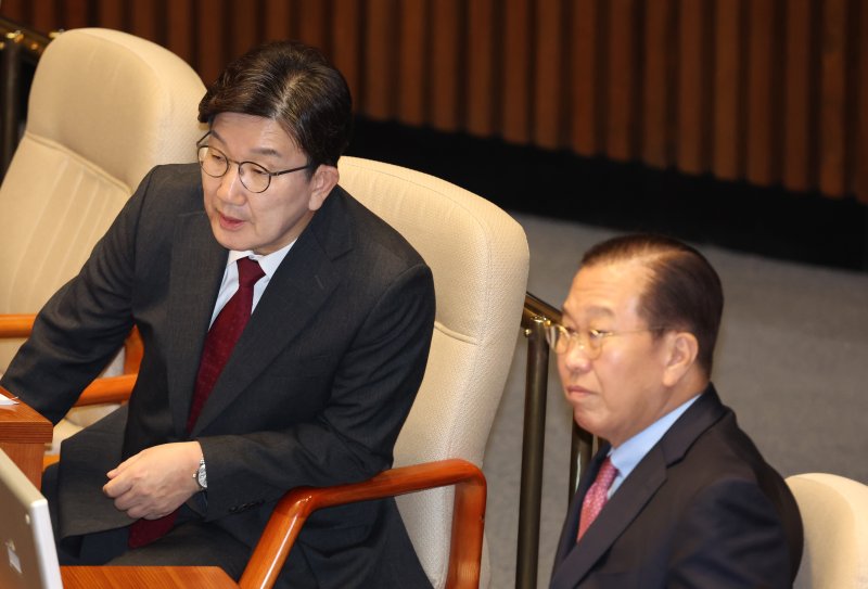 [서울=뉴시스] 고승민 기자 = 국민의힘 권영세 비상대책위원장과 권성동 원내대표가 2일 서울 여의도 국회에서 열린 제423회 국회(임시회) 제3차 본회의에서 대화하고 있다. 2025.04.02. kkssmm99@newsis.com
