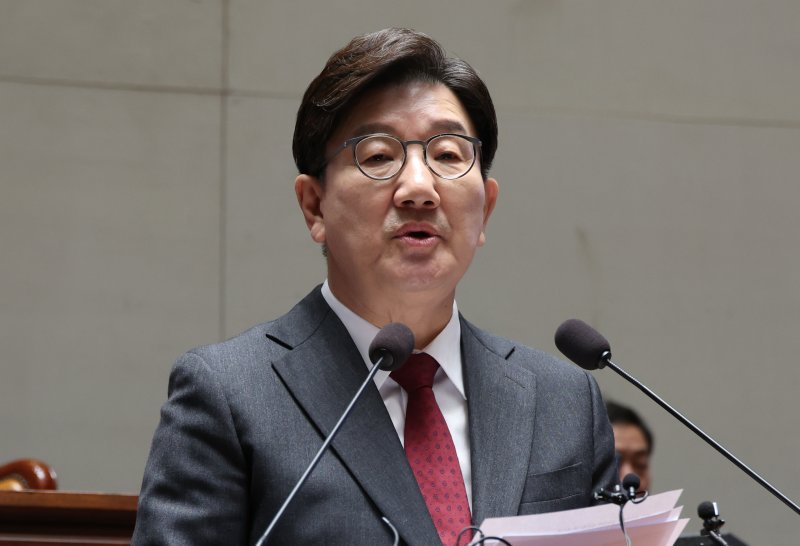 [서울=뉴시스] 조성우 기자 = 권성동 국민의힘 원내대표가 2일 오전 서울 여의도 국회에서 열린 의원총회에서 발언하고 있다. 2025.04.02. xconfind@newsis.com