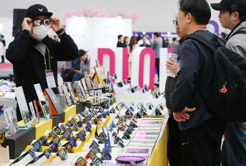 대구 엑스코에서 개막한 '2025 대구국제안경전(DIOPS 2025)'을 찾은 해외 바이어가 안경·선글라스 등 다양한 제품을 살펴보고 있다. 뉴스1