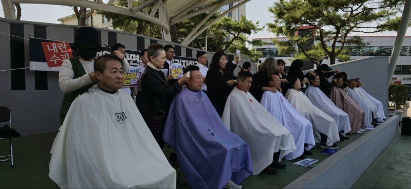[해남=뉴시스]더불어민주당 소속 전남 해남·완도·진도지역 전남도·군의원들이 2일 오후 해남 군민광장 야외공연장에서 윤석열 파면을 촉구하며 삭발식을 갖고 있다. (사진=민주당 해남·완도·진도 지역위원회 제공) 2025.04.02 photo@newsis.com *재판매 및 DB 금지