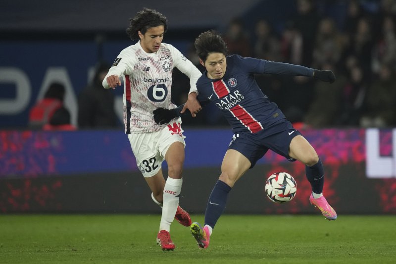 [파리=AP/뉴시스] 파리생제르맹(PSG)의 이강인(오른쪽)이 지난달 1일(현지 시간) 프랑스 파리 파르크 데 프랭스에서 열린 2024-25 리그1 24라운드 릴과 경기 중 공을 다투고 있다. 이강인은 후반 30분 교체 출전했고 PSG는 4-1로 승리해 리그 선두를 유지했다. 2025.03.02.