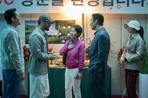영화 '로비' 속 한 장면 (출처=연합뉴스)
