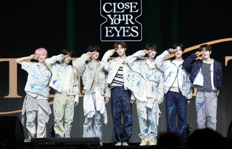 그룹 클로즈 유어 아이즈(CLOSE YOUR EYES)의 켄신(왼쪽부터)과 송승호, 정민욱, 마징시앙, 김성민, 장여준, 서경배가 2일 서울 광진구 예스24 라이브홀에서 가진 첫 번째 미니 앨범 '이터널티(ETERNALT)' 발매 쇼케이스에서 포즈를 취하고 있다. 2025.4.2/뉴스1 ⓒ News1 권현진 기자