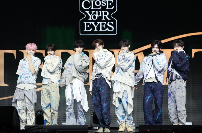 그룹 클로즈 유어 아이즈(CLOSE YOUR EYES)의 켄신(왼쪽부터)과 송승호, 정민욱, 마징시앙, 김성민, 장여준, 서경배가 2일 서울 광진구 예스24 라이브홀에서 가진 첫 번째 미니 앨범 '이터널티(ETERNALT)' 발매 쇼케이스에서 포즈를 취하고 있다. 2025.4.2/뉴스1 ⓒ News1 권현진 기자