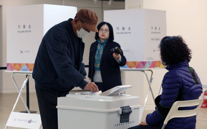 구로구청장 보궐선거일인 2일 서울 구로구 갤러리구루지에 마련된 구로제5동 제3투표소에서 유권자들이 투표를 하고 있다. 2025.4.2/뉴스1 ⓒ News1 박세연 기자
