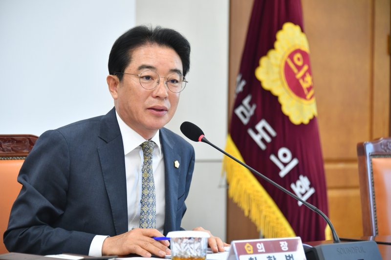 [창원=뉴시스]2일 경상남도의회 의정회의실에서 최학범 의장이 산불 피해복구 신속지원 논의 등을 위한 '4월 현안소통회의'를 주재하고 있다.(사진=경남도의회 제공) 2025.04.02. photo@newsis.com