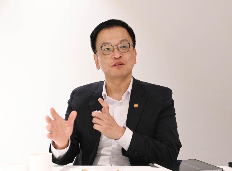 [서울=뉴시스] 최상목 부총리 겸 기획재정부 장관이 2일 서울 중구 컨퍼런스하우스 달개비에서 열린 국제금융 전문가 오찬간담회에서 발언하고 있다. (사진=기획재정부 제공) 2025.04.02. photo@newsis.com *재판매 및 DB 금지