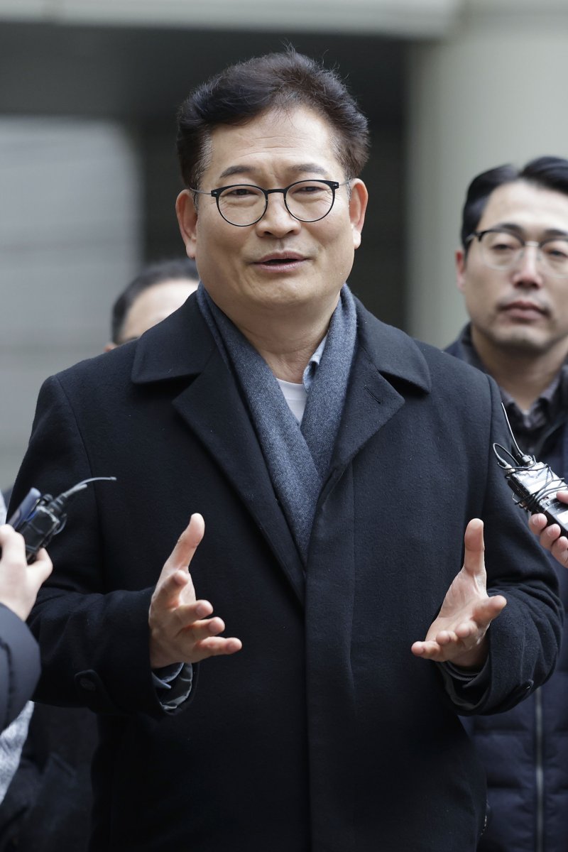 [서울=뉴시스] 최동준 기자 = 송영길 소나무당 대표가 8일 서울 서초구 서울중앙지방법원에서 열린 '더불어민주당 전당대회 돈봉투' 의혹 선고기일에 출석하며 취재진 질문에 답변하고 있다. 2025.01.08. photocdj@newsis.com