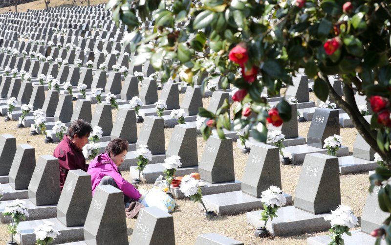 [제주=뉴시스] 우장호 기자 = 제77주년 4·3희생자 추념일을 하루 앞둔 3일 오전 제주시 봉개동 제주4·3평화공원 행방불명인 묘역에 참배객의 발걸음이 이어지고 있다. 2025.04.02. woo1223@newsis.com
