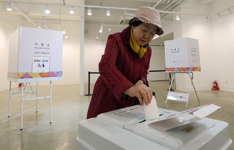 구로구청장 보궐선거일인 2일 서울 구로구 갤러리구루지에 마련된 구로제5동 제3투표소에서 유권자가 투표를 하고 있다. 2025.4.2/뉴스1 ⓒ News1 박세연 기자