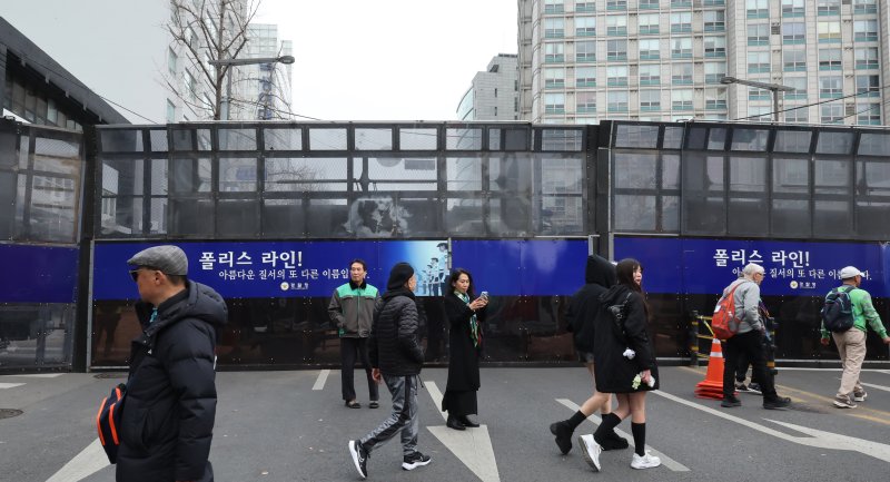 헌법재판소의 윤석열 대통령 탄핵심판 선고를 이틀 앞둔 2일 오후 서울 종로구 안국역 일대에서 헌법재판소로 향하는 도로에 대형 폴리스라인이 설치돼 있다. 2025.4.2/뉴스1 ⓒ News1 장수영 기자