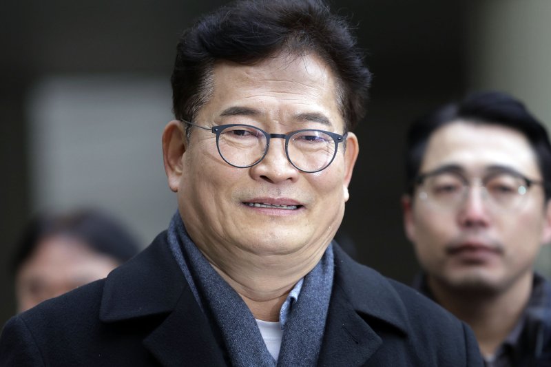 [서울=뉴시스] 최동준 기자 = 송영길 소나무당 대표가 8일 서울 서초구 서울중앙지방법원에서 열린 '더불어민주당 전당대회 돈봉투' 의혹 선고기일에 출석하며 취재진 질문에 답변하고 있다. 2025.01.08. photocdj@newsis.com