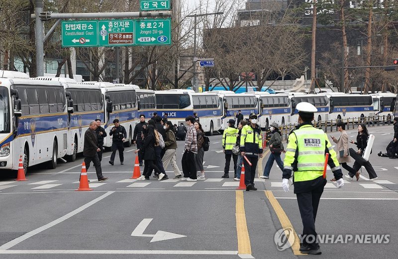도로 통제 중인 경찰 (출처=연합뉴스)