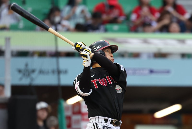 [인천=뉴시스] 황준선 기자 = 지난해 7월5일 오후 인천 SSG 랜더스필드에서 열린 프로야구 'KBO 올스타 프라이데이' 2024 퓨처스 올스타전 북부 올스타와 남부 올스타의 경기, 6회 초 1사 주자 없는 상황 북부 LG 함창건이 솔로 홈런을 치고 있다. 2024.07.05. hwang@newsis.com