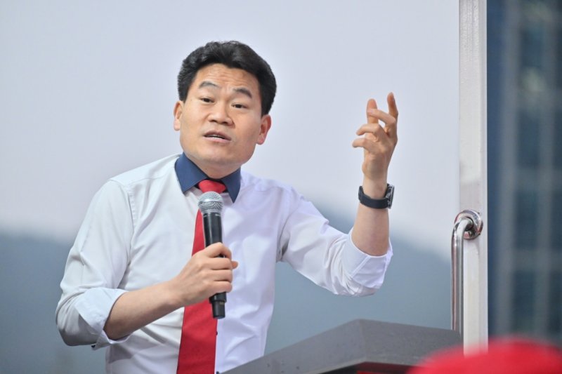 [거제=뉴시스] 신정철 기자= 전한길 강사가 27일 경남 거제시 고현매립지에서 열린 국민의힘 박환기 거제시장 후보 집중유세에서 지지 발언을 하고 있다. 2025.03.27. sin@newsis.com