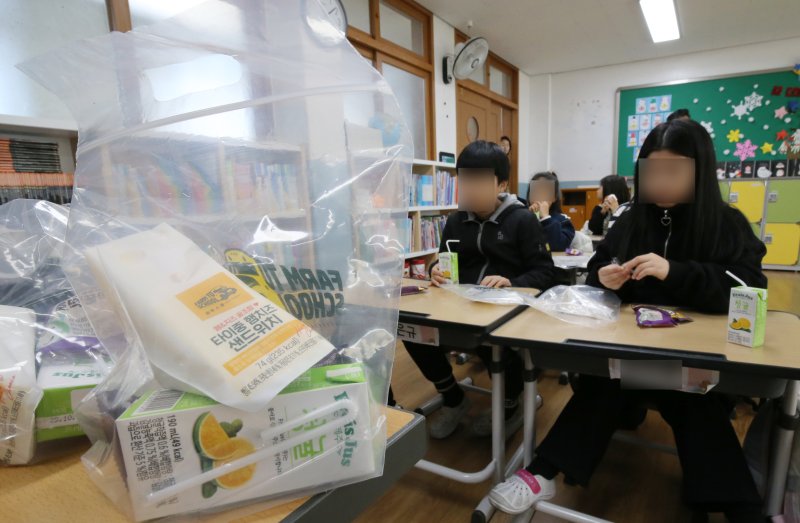 대전의 한 초등학교 교실에서 학생들이 대체 급식을 먹고 있다. (자료사진) ⓒ News1 김기태 기자