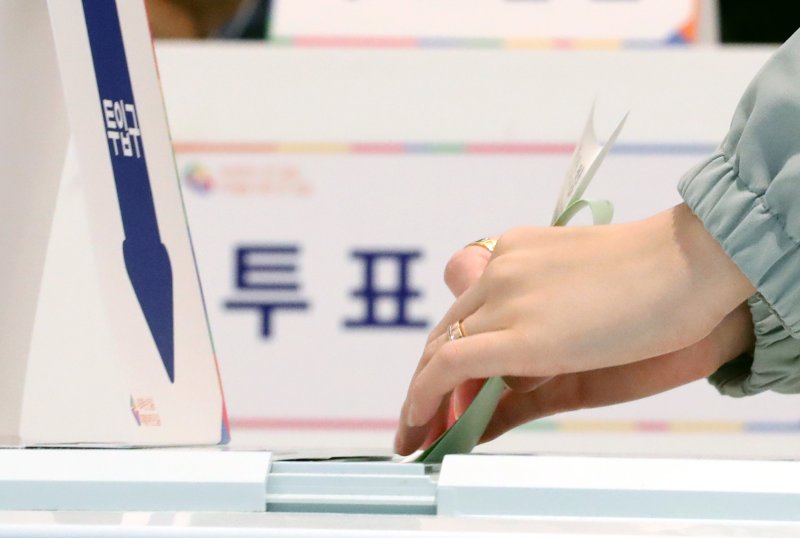 아산시장 재선거 본투표가 2일 관내 101개 투표소에 진행됐다. /뉴스1 ⓒ News1 김기태 기자