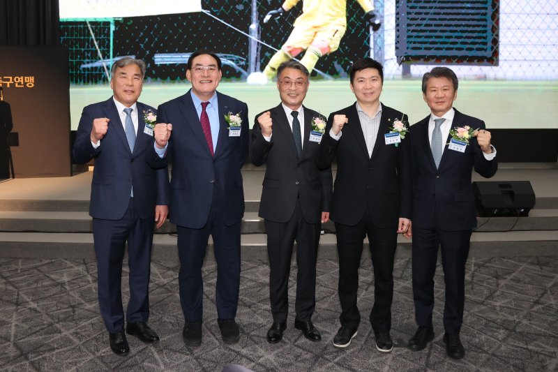 양명석 여자축구연맹 회장(가운데)(여자축구연맹 제공)