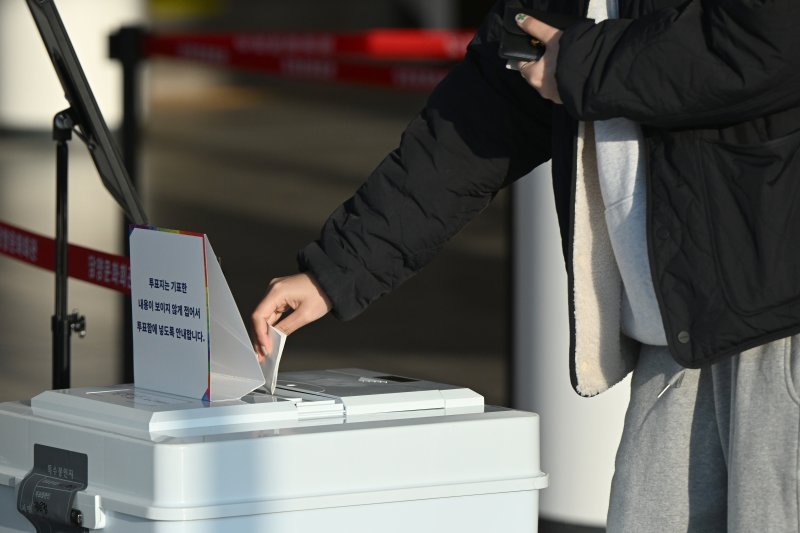 [담양=뉴시스] 박기웅 기자 = 4·2 담양군수 재선거 본투표일인 2일 오전 전남 담양군 담양읍 제2투표소(담양문화회관)에서 유권자가 투표함에 투표용지를 넣고 있다. 2025.04.02. pboxer@newsis.com
