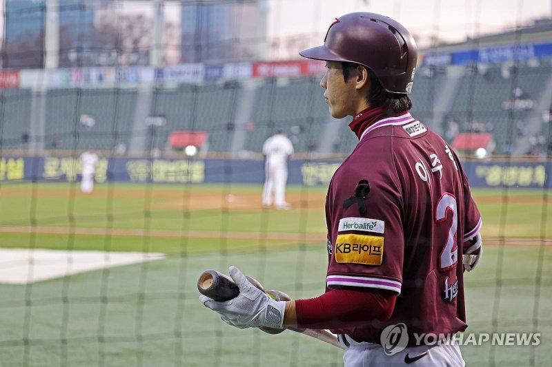 근조 리본 닳고경기 임하는 이주형 (출처=연합뉴스)