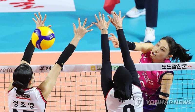 공격하는 김연경 (출처=연합뉴스)