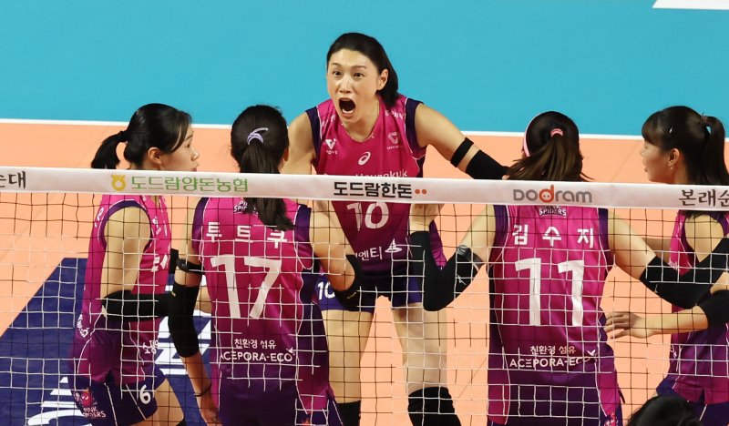 2일 오후 인천 부평구 삼산월드체육관에서 열린 프로배구 '2024-2025 도드람 V리그' 여자부 챔피언결정전 2차전, 흥국생명과 정관장의 경기에서 흥국생명 선수들이 득점에 성공한 뒤 기뻐하고 있다. 2025.4.2/뉴스1 ⓒ News1 장수영 기자