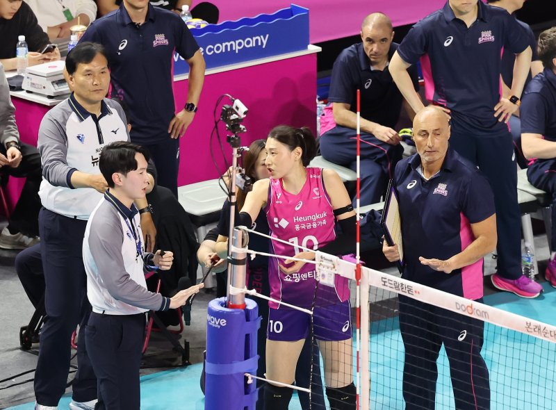 2일 오후 인천 부평구 삼산월드체육관에서 열린 프로배구 '2024-2025 도드람 V리그' 여자부 챔피언결정전 2차전, 흥국생명과 정관장의 경기에서 흥국생명 마르첼로 아본단자 감독과 김연경이 심판 판정에 항의하고 있다. 2025.4.2/뉴스1 ⓒ News1 장수영 기자