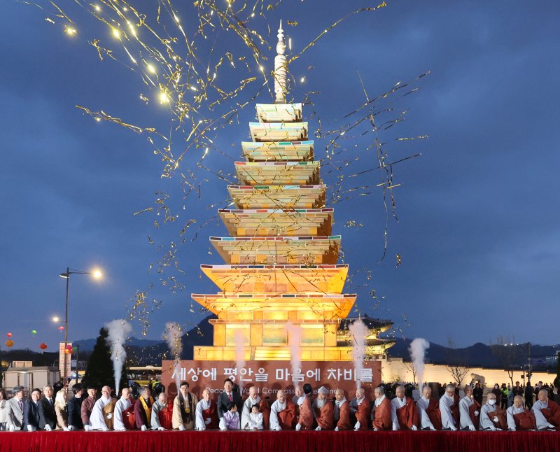 [서울=뉴시스] 김금보 기자 = 2일 오후 서울 종로구 광화문광장에서 열린 봉축점등식에서 익산 미륵사지 석탑을 본뜬 축등에 불이 밝혀지고 있다. 2025.04.02. kgb@newsis.com