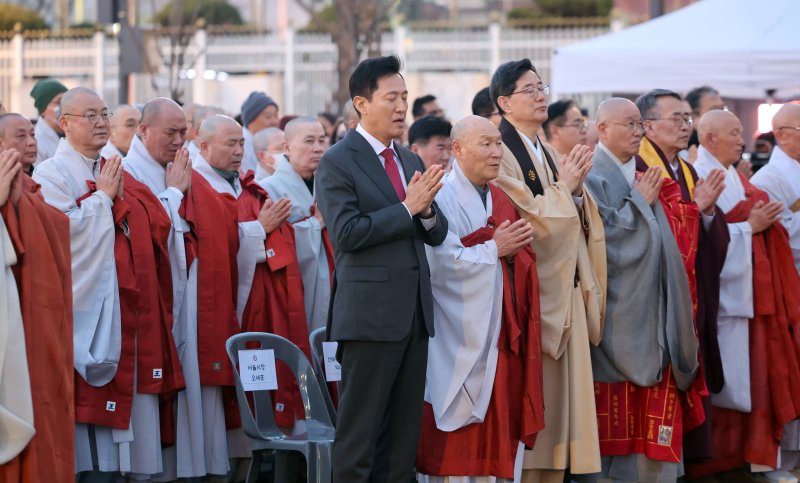 [서울=뉴시스] 김금보 기자 = 오세훈 서울시장이 2일 오후 서울 종로구 광화문광장에서 열린 봉축점등식에서 반야심경을 외우고 있다. 2025.04.02. kgb@newsis.com