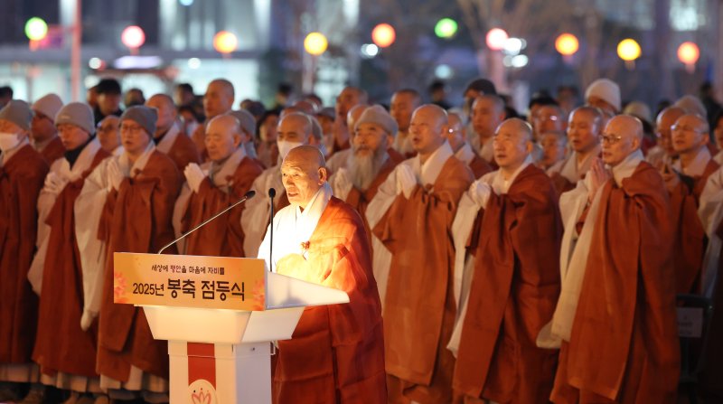 [서울=뉴시스] 김금보 기자 = 도각스님이 2일 오후 서울 종로구 광화문광장에서 열린 봉축점등식에서 축원을 하고 있다. 2025.04.02. kgb@newsis.com