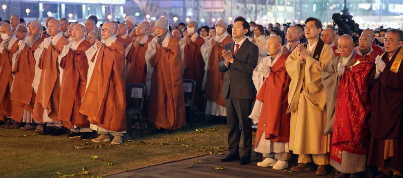 [서울=뉴시스] 김금보 기자 = 2일 오후 서울 종로구 광화문광장에서 열린 봉축점등식에서 참석자들이 사홍서원을 하고 있다. 2025.04.02. kgb@newsis.com