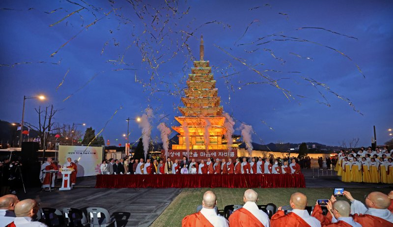 [서울=뉴시스] 김금보 기자 = 2일 오후 서울 종로구 광화문광장에서 열린 봉축점등식에서 익산 미륵사지 석탑을 본뜬 축등에 불이 밝혀지고 있다. 2025.04.02. kgb@newsis.com