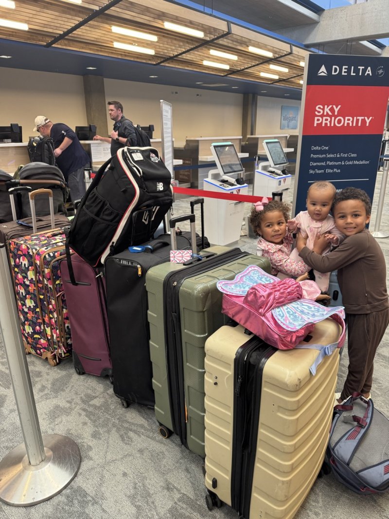 [서울=뉴시스] 프로야구 KT 위즈 로하스의 자녀 크루, 페넬로페, 지아가 지난 1일 한국을 찾았다. (사진=KT 위즈 제공) 2025.04.02. *재판매 및 DB 금지