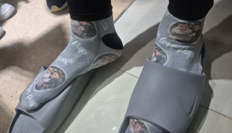 [수원=뉴시스] 문채현 기자 = 프로야구 KT 위즈의 로하스가 2일 수원 KT위즈파크에서 열린 2025 신한 쏠뱅크 KBO리그 LG 트윈스와의 경기에 가족들의 얼굴이 그려진 양말을 신고 임했다. 2025.04.02. dal@newsis.com *재판매 및 DB 금지