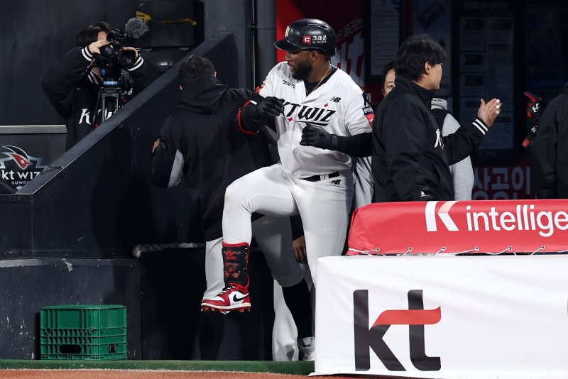 [수원=뉴시스] 추상철 기자 = 2일 오후 경기 수원 케이티위즈파크에서 열린 2025 KBO리그 LG트윈스와 kt 위즈의 경기, 1회말 2아웃 주자2루 상황에서 kt 로하스가 홈런을 때린 후 기뻐하고 있다. 2025.04.02. scchoo@newsis.com