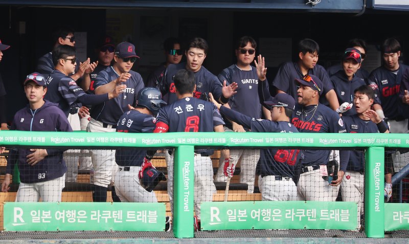 23일 서울 송파구 잠실야구장에서 열린 '2025 신한 SOL 뱅크 KBO리그' 롯데 자이언츠와 LG 트윈스의 경기, 롯데 나승엽이 8회초 1사 만루 상황 전민재의 적시타 때 득점에 성공 후 동료들과 기쁨을 나누고 있다. 2025.3.23/뉴스1 ⓒ News1 김진환 기자