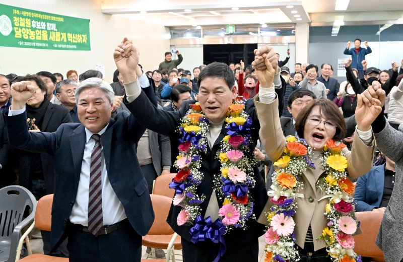 [담양=뉴시스] 김혜인 기자 = 4·2 전남 담양군수 재선거에 당선된 정철원(사진의 가운데) 조국혁신당 당선인이 2일 선거사무소에서 당선 직후 기뻐하고 있다. 2025.04.02. hyein0342@newsis.com
