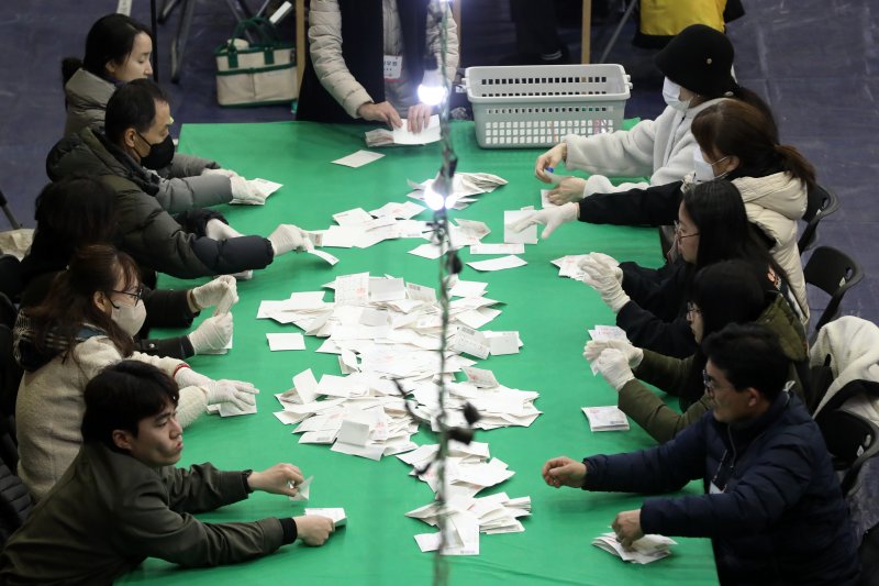 부산시교육감 재선거 투표가 종료된 2일 오후 부산 남구 부경대학교 대연캠퍼스 체육관에 마련된 개표소에서 개표사무원들이 투표지 분류 작업을 하고 있다. 2025.4.2/뉴스1 ⓒ News1 윤일지 기자