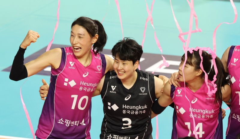 2일 오후 인천 부평구 삼산월드체육관에서 열린 프로배구 '2024-2025 도드람 V리그' 여자부 챔피언결정전 2차전, 흥국생명과 정관장의 경기에서 흥국생명 김연경 등 선수들이 세트스코어 3대2로 승리한 뒤 기뻐하고 있다. 2025.4.2/뉴스1 ⓒ News1 장수영 기자